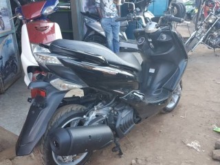 black-yamaha-majesty