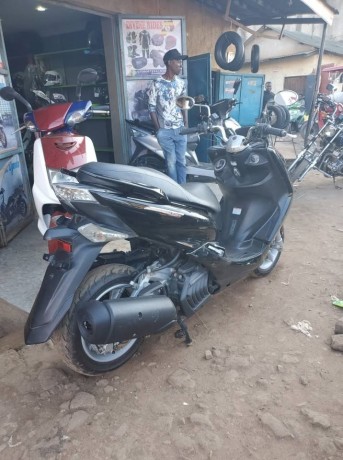 black-yamaha-majesty-big-0