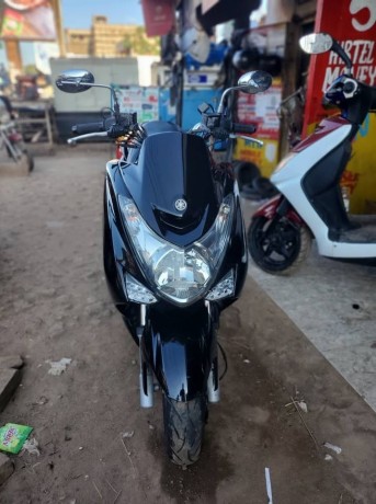 black-yamaha-majesty-big-2